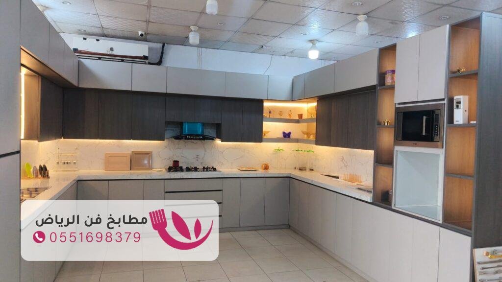 تصميم مطبخ عصري بخامات مقاومة للرطوبة في شمال الرياض