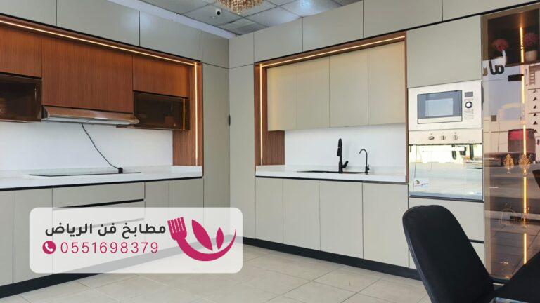تفصيل مطبخ مودرن بتصميم أنيق وخزائن مخصصة حسب الطلب في الرياض