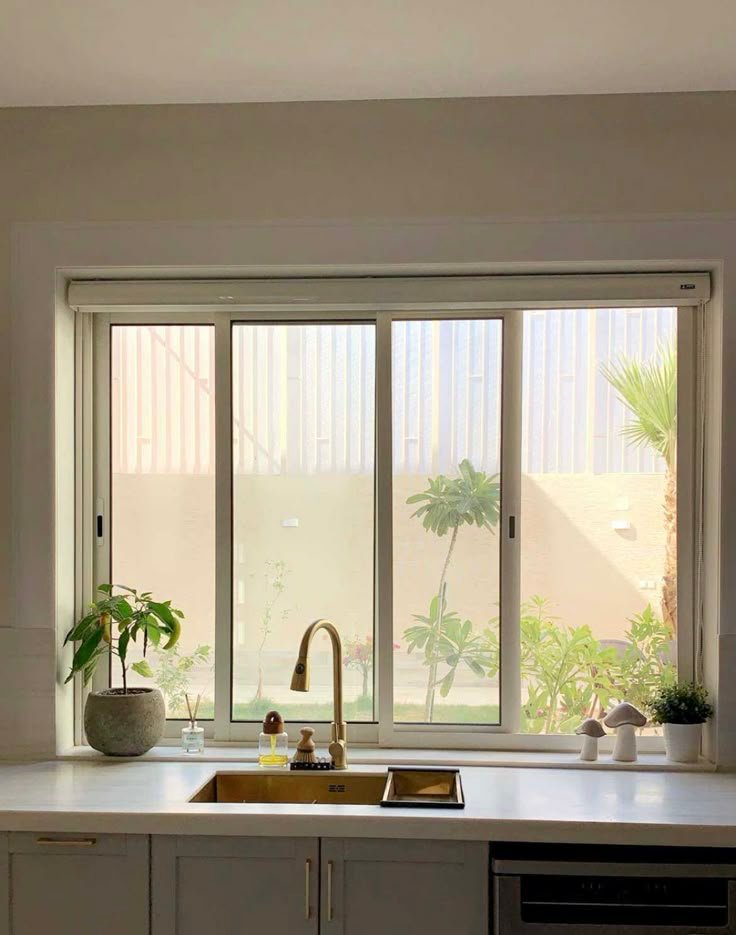 شباك ألمنيوم حديث بتصميم زجاجي مزدوج مركب في منزل بالرياض.