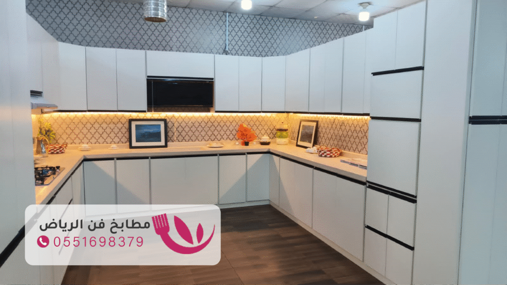 ديكور مطبخ مودرن مع إضاءة مميزة في حي جرير بالرياض